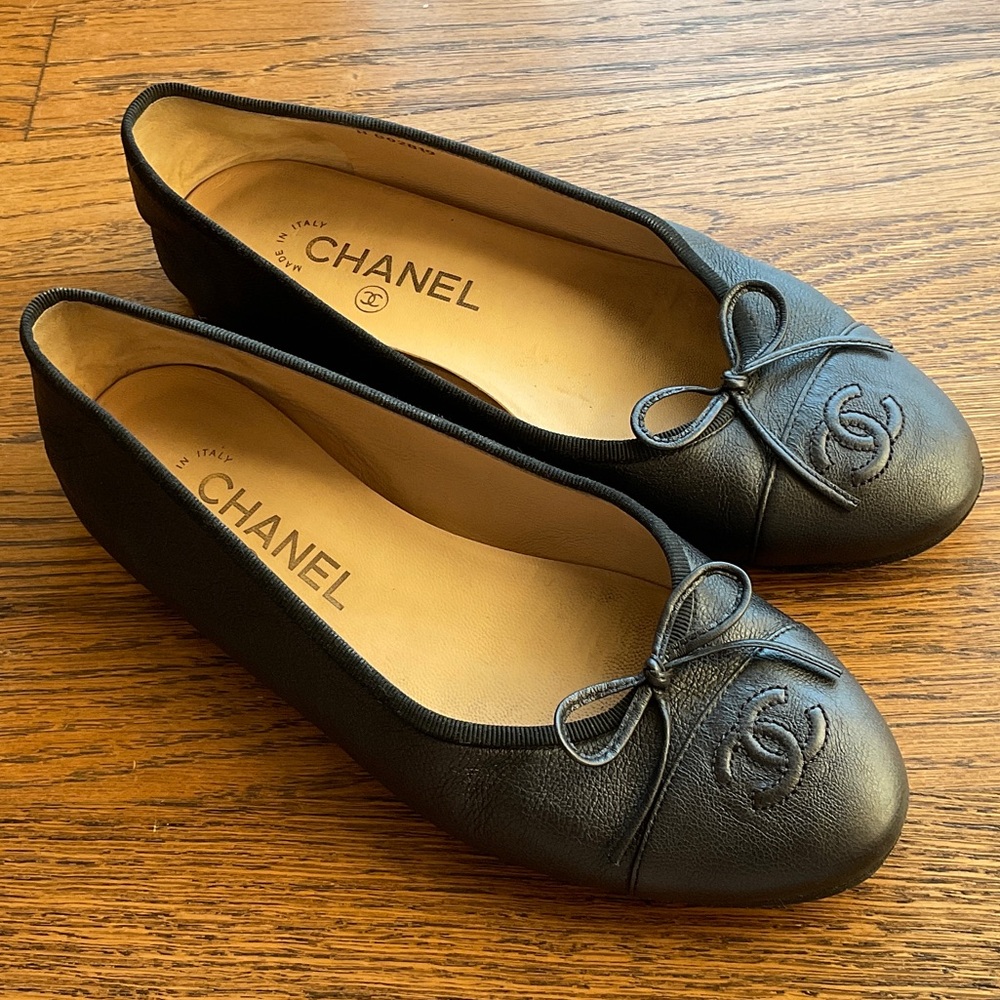 CHANEL Black Leather Flats with Bow Accent